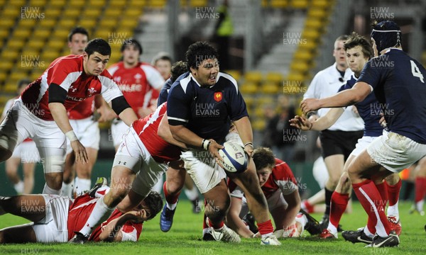 19.03.11 - France U20 v Wales U20 - Under 20 Six Nations - Sebastien Taofifenua of France charges through. 