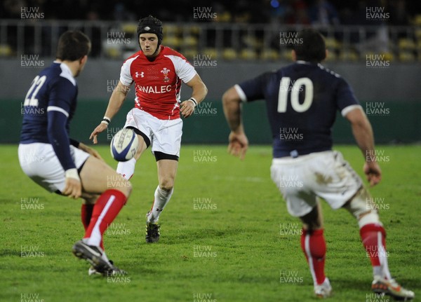 19.03.11 - France U20 v Wales U20 - Under 20 Six Nations - Matthew Morgan of Wales chips ahead. 