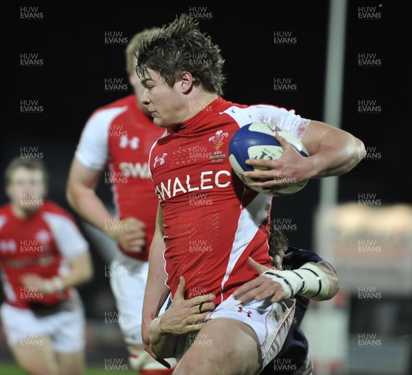 19.03.11 - France U20 v Wales U20 - Under 20 Six Nations - Harry Robinson of Wales breaks through. 