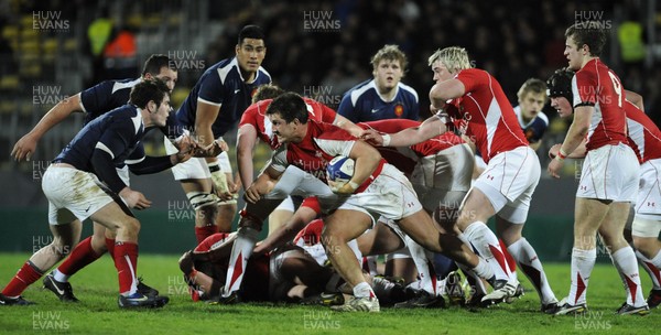 19.03.11 - France U20 v Wales U20 - Under 20 Six Nations - Edward Siggery of Wales looks for a way through. 