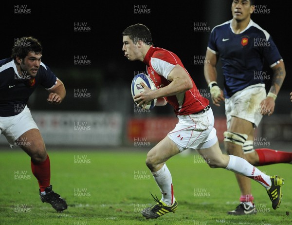 19.03.11 - France U20 v Wales U20 - Under 20 Six Nations - Steven Shingler of Wales looks for a way through. 