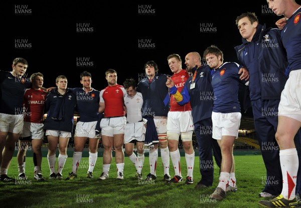19.03.11 - France U20 v Wales U20 - Under 20 Six Nations - Wales assistant coach Rob Appleyard talks to his players at the end of the game. 