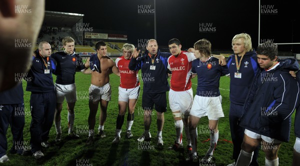 19.03.11 - France U20 v Wales U20 - Under 20 Six Nations - Wales assistant coach Richard Webster talks to his players at the end of the game. 