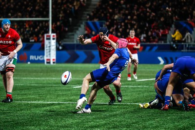 190323 - France U20 v Wales U20, U20 6 Nations Championship - Jonny Green looks to charge down the kick from Baptiste Jauneau of France 