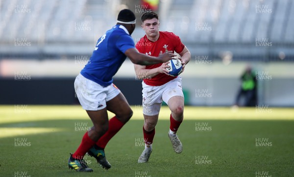 030219 - France U20s v Wales U20s - U20s 6 Nations Championship - Joe Roberts of Wales runs in to score a try