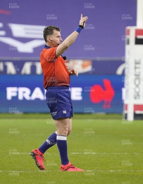 281120 - France v Italy - Autumn Nations Cup - Referee Nigel Owens during his 100th test match 
