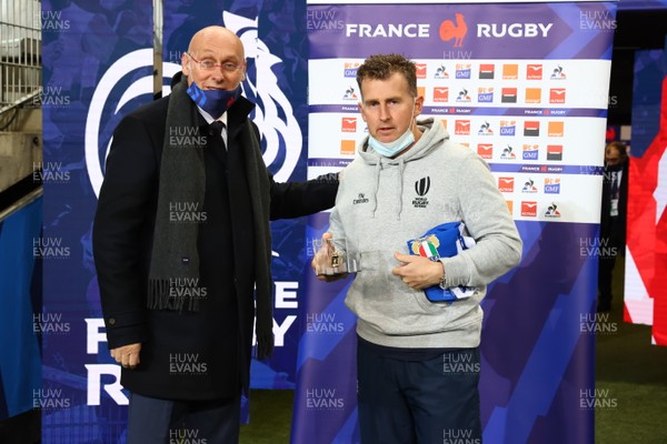 281120 - France v Italy - Autumn Nations Cup - Referee Nigel Owen of Wales is presented with a commemorative whistle to mark his 100th Test match by president of the French rugby federation (FFR) Bernard Laporte Mandatory Credit: I PICAREL / France Rugby