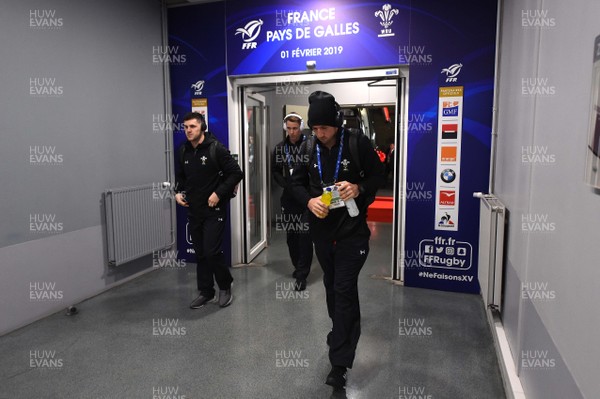 010219 - France v Wales - Guinness 6 Nations 2019 - Tomos Williams, Liam Williams and Justin Tipuric of Wales arrive