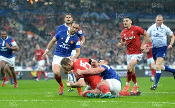 010219 - France v Wales - Guinness 6 Nations 2019 - Liam Williams of Wales goes over for his try to be disallowed