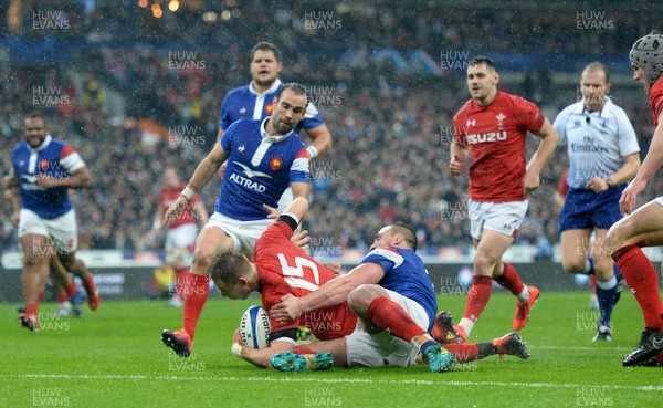 010219 - France v Wales - Guinness 6 Nations 2019 - Liam Williams of Wales goes over for his try to be disallowed