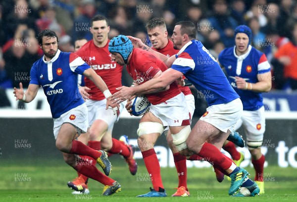 010219 - France v Wales - Guinness 6 Nations 2019 - Justin Tipuric of Wales is tackled by Louis Picamoles of France