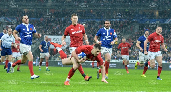 010219 - France v Wales - Guinness 6 Nations 2019 - Tomos Williams of Wales scores try