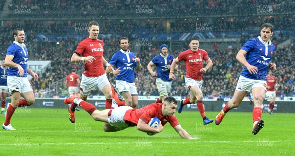 010219 - France v Wales - Guinness 6 Nations 2019 - Tomos Williams of Wales scores try