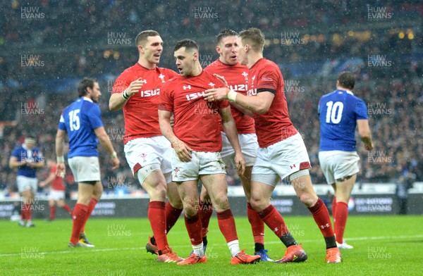 010219 - France v Wales - Guinness 6 Nations 2019 - Tomos Williams of Wales celebrates scoring try with George North, Josh Adams and Liam Williams