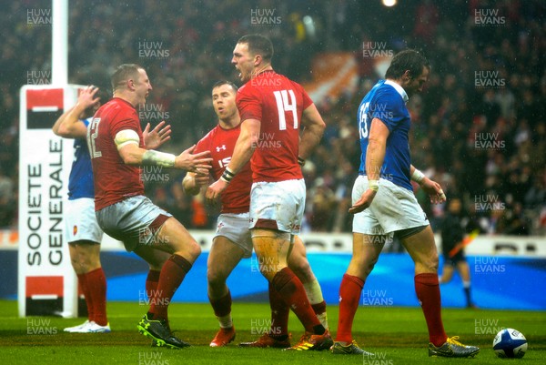 010219 - France v Wales - Guinness 6 Nations 2019 - George North of Wales celebrates try with Hadleigh Parkes and Gareth Davies