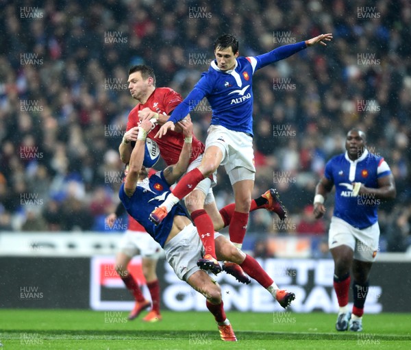 010219 - France v Wales - Guinness 6 Nations 2019 - Dan Biggar of Wales goes up in the air agains Romain Ntamack and Baptiste Serin of France