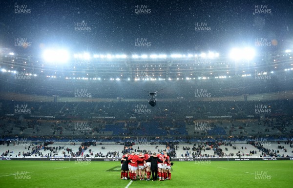 010219 - France v Wales - Guinness 6 Nations 2019 - Wales huddle at the end of the game