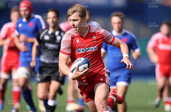 010721 - France v Wales - U20s 6 Nations Championship - Jacob Beetham of Wales runs in to score a try