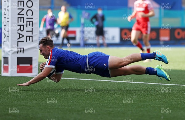 010721 - France v Wales - U20s 6 Nations Championship - Thibaut Debaes of France dives over the line to score a try