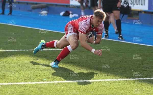 010721 - France U20 v Wales U20, 2021 Six Nations U20 Championship - Morgan Richards of Wales dives in to score try