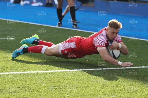010721 - France U20 v Wales U20, 2021 Six Nations U20 Championship - Morgan Richards of Wales dives in to score try