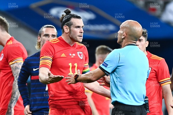 020621 - France v Wales - International Friendly - Gareth BALE of Wales protests to referee Luis Godinho