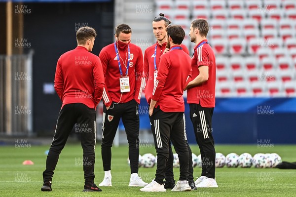 020621 - France v Wales - International Friendly - Gareth Bale of Wales with his team mates before the match