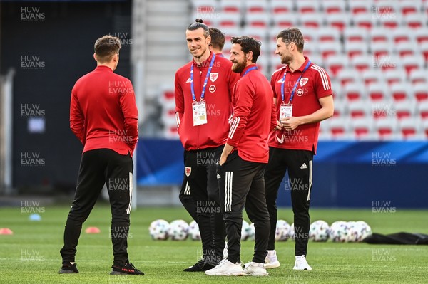 020621 - France v Wales - International Friendly - Gareth Bale of Wales with his team mates before the match