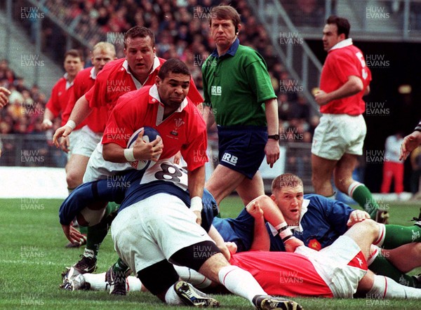 060399 - France v Wales - Five Nations -   Colin Charvis of Wales drives through Thomas Lievremont