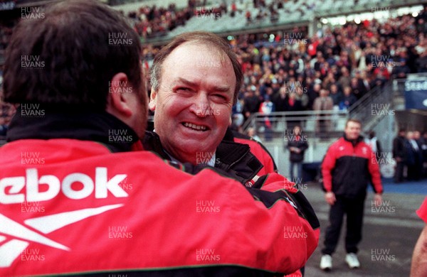 060399 - France v Wales - Five Nations -   Graham Henry celebrates victory