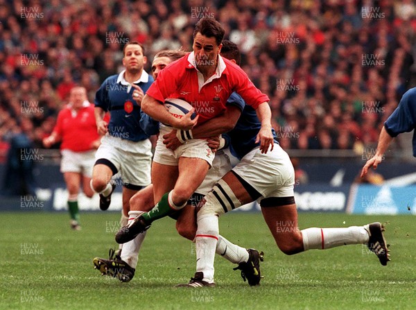 060399 - France v Wales - Five Nations -   Shane Howarth of Wales is held by Emile Ntamack