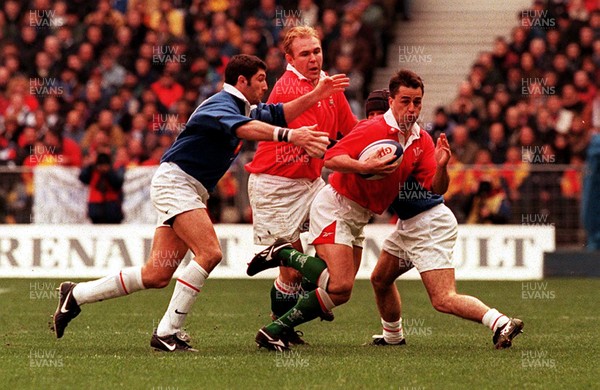 060399 - France v Wales - Five Nations -   Shane Howarth of Wales is held by Phillipe Carbonneau