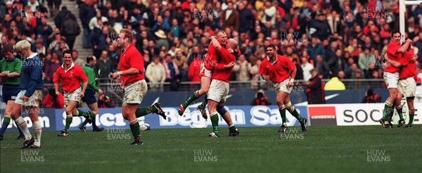 060399 - France v Wales - Five Nations -   Wales team celebrates win in Paris