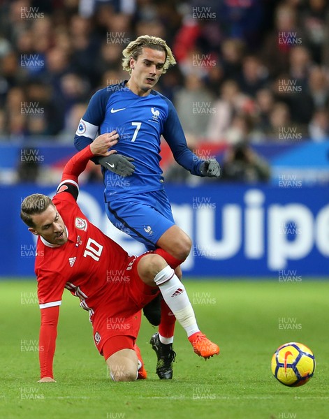 101117 - France v Wales - International Friendly - Antoine Griezmann of France is challenged by Aaron Ramsey of Wales