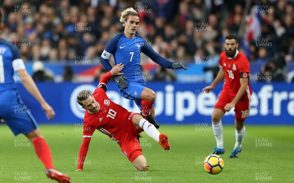 101117 - France v Wales - International Friendly - Antoine Griezmann of France is challenged by Aaron Ramsey of Wales
