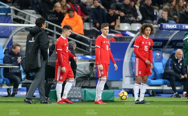 101117 - France v Wales - International Friendly - Ben Woodburn, David Brooks and Ethan Ampadu of Wales with Wales Manager Chris Coleman coming off the bench