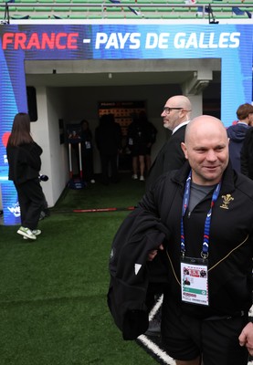 120425 - France v Wales, Guinness Women’s Six Nations 2025 - Wales Women head coach Sean Lynn arrives at the stadium