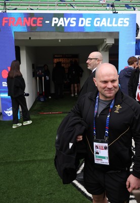 120425 - France v Wales, Guinness Women’s Six Nations 2025 - Wales Women head coach Sean Lynn arrives at the stadium