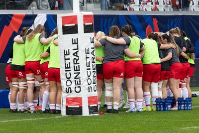 120425 - France v Wales, Guinness Women’s Six Nations 2025 - The Wales team huddle up ahead of the match