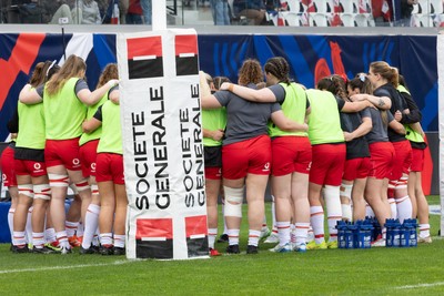 120425 - France v Wales, Guinness Women’s Six Nations 2025 - The Wales team huddle up ahead of the match