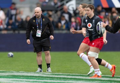 120425 - France v Wales, Guinness Women’s Six Nations 2025 - Wales Women head coach Sean Lynn during warm up