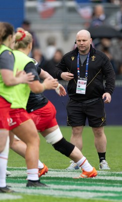 120425 - France v Wales, Guinness Women’s Six Nations 2025 - Wales Women head coach Sean Lynn during warm up