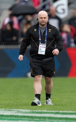 120425 - France v Wales, Guinness Women’s Six Nations 2025 - Wales Women head coach Sean Lynn during warm up