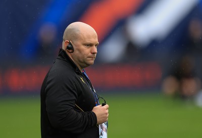 120425 - France v Wales, Guinness Women’s Six Nations 2025 - Wales Women head coach Sean Lynn during warm up
