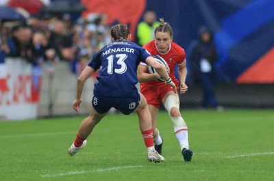 120425 - France v Wales, Guinness Women’s Six Nations 2025 - Jasmine Joyce of Wales takes on Marine Menager of France