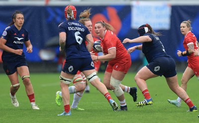 120425 - France v Wales, Guinness Women’s Six Nations 2025 - Gwenllian Pyrs of Wales charges forward
