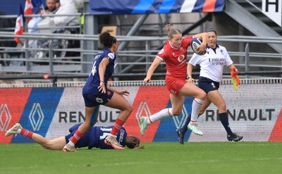 120425 - France v Wales, Guinness Women’s Six Nations 2025 - Carys Cox of Wales breaks for the line