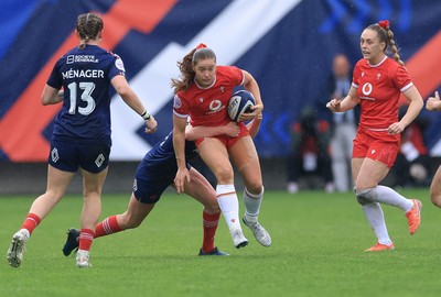 120425 - France v Wales, Guinness Women’s Six Nations 2025 - Lisa Neumann of Wales is held