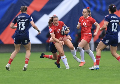 120425 - France v Wales, Guinness Women’s Six Nations 2025 - Lisa Neumann of Wales is held