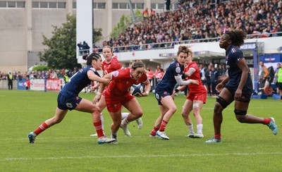 120425 - France v Wales, Guinness Women’s Six Nations 2025 - Courtney Keight of Wales crosses the line only for the try to be disallowed
